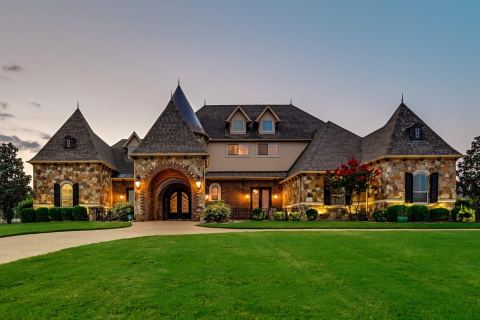 7001 Diamond Oaks Drive