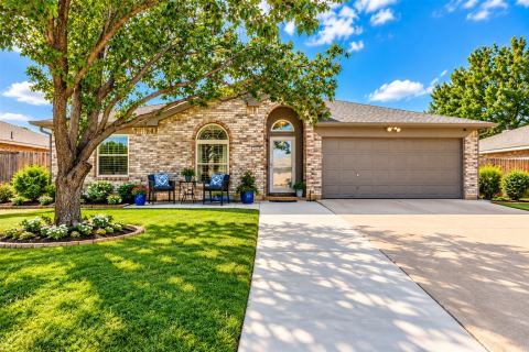 308 Candlestick Trail, Saginaw