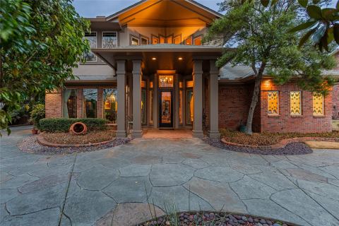 800 Oakwood Court