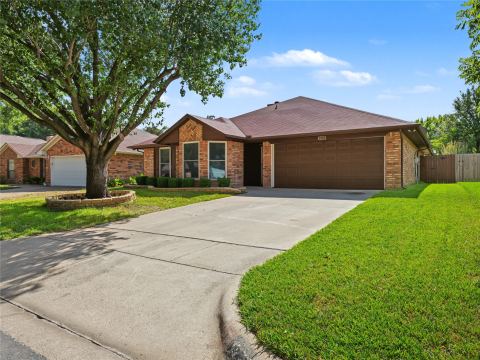 1929 Berrybrook Drive, Fort Worth
