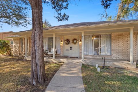607 Parkwood Circle