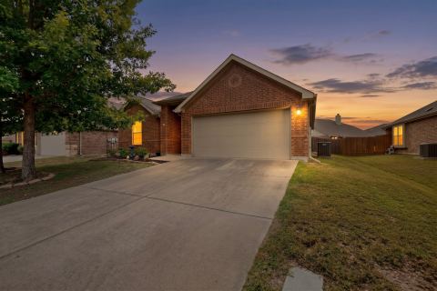 1305 Hearthstone Drive, Burleson