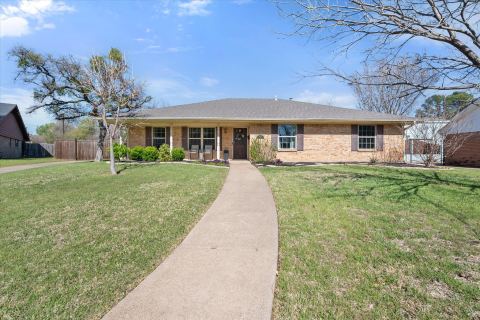 1415 Moss Rose Circle