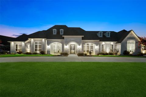 701 Inverness Lane
