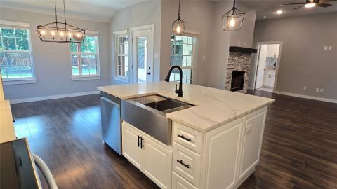 1320 Oak Valley