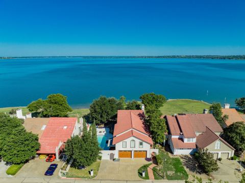 3422 Lakeside Drive