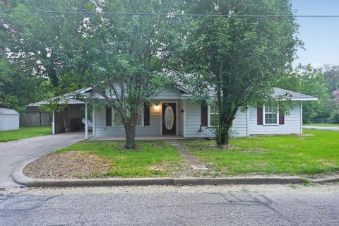 1002 Pine Street, Bonham