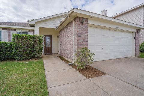 1049 Silver Spur Lane, Fort Worth