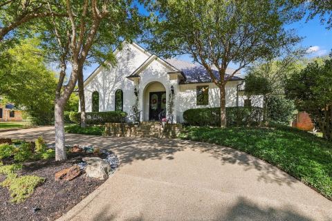700 Glen Abbey Drive