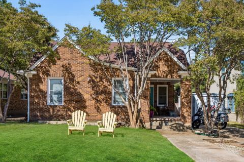 823 Kidd Springs Drive, Dallas